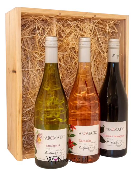Kist met drie flessen wijn, wit, rose, rood uit Frankrijk.